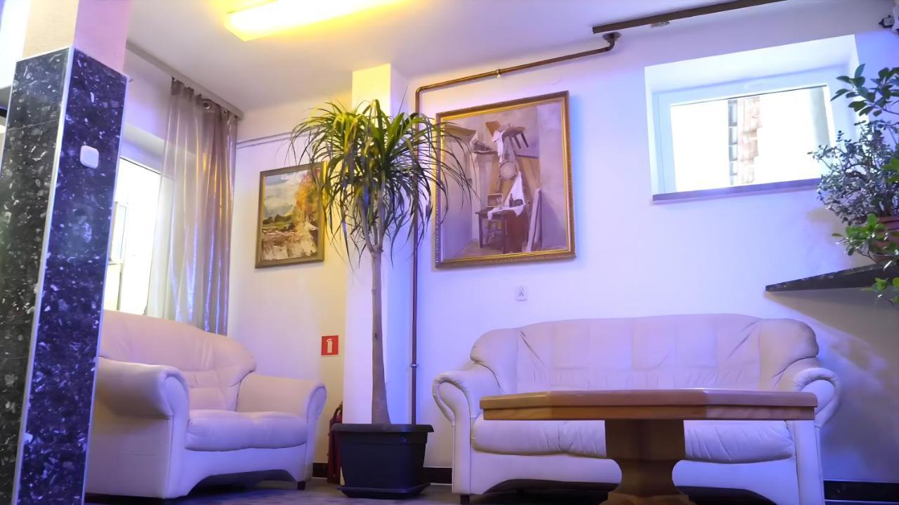 Dukat Hotel Horyniec Buitenkant foto